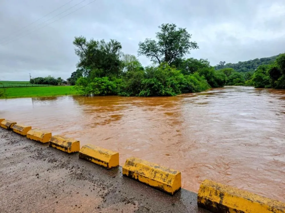 Rio Arroio Guaçu sobe três metros após chuvas e preocupa moradores da região