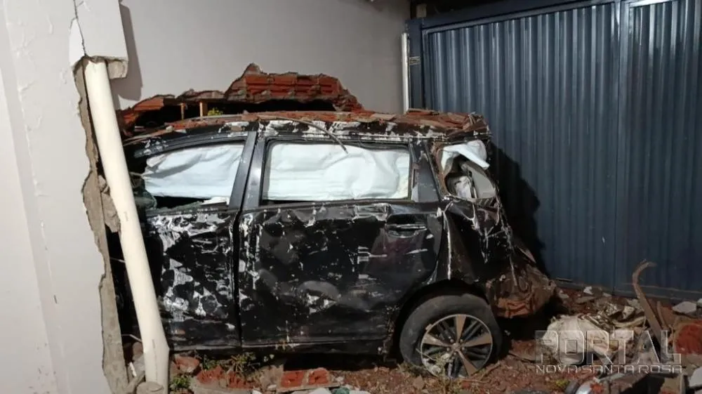 Carro com placas paraguaias atinge sala comercial e causa estragos em Maripá