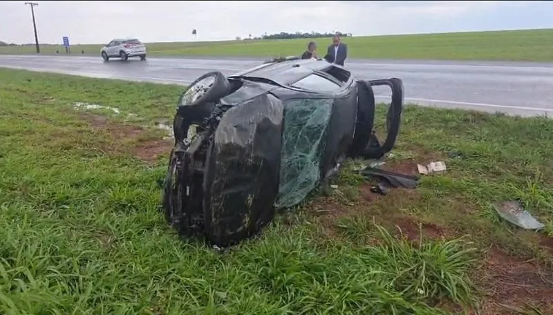 Capotamento de Gol deixa três pessoas gravemente feridas na BR-163, em Toledo