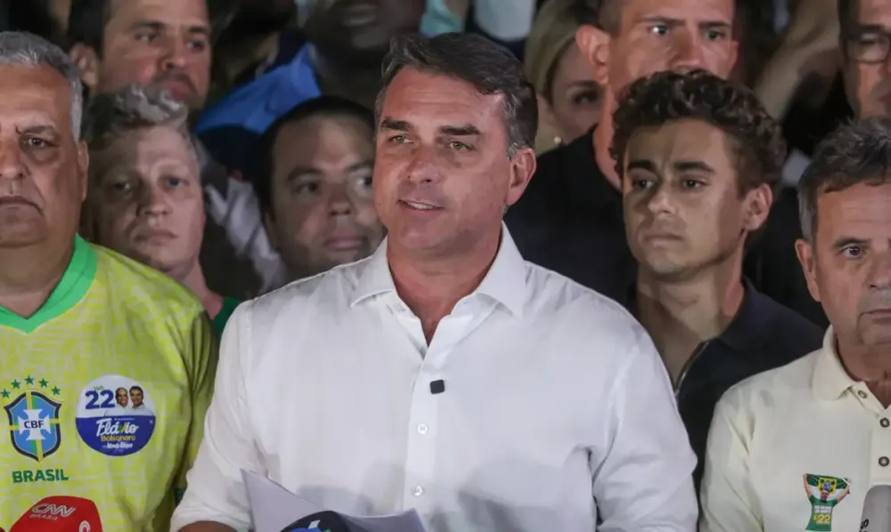 PF cancela passaportes de Flávio Bolsonaro após descumprimento de ordem do STF
